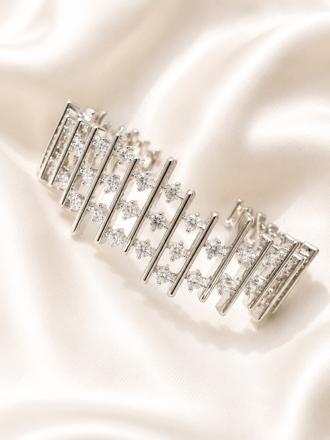 Bracelet Argenté Barres Verticales et Cristaux