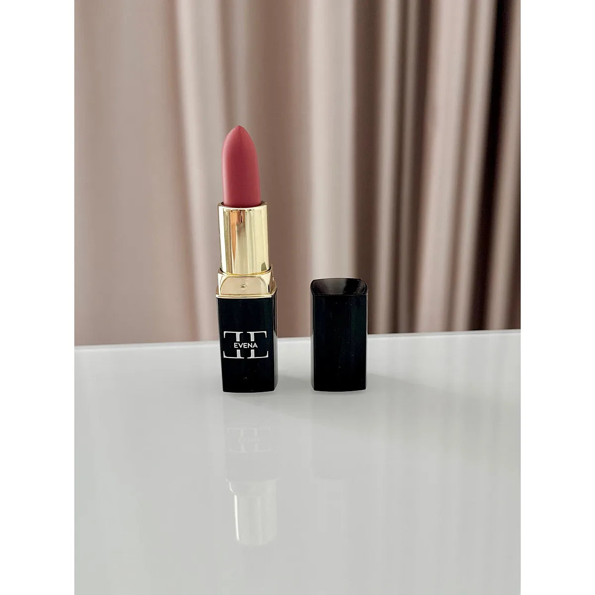 Rouge à lèvres EVENA fond blanc